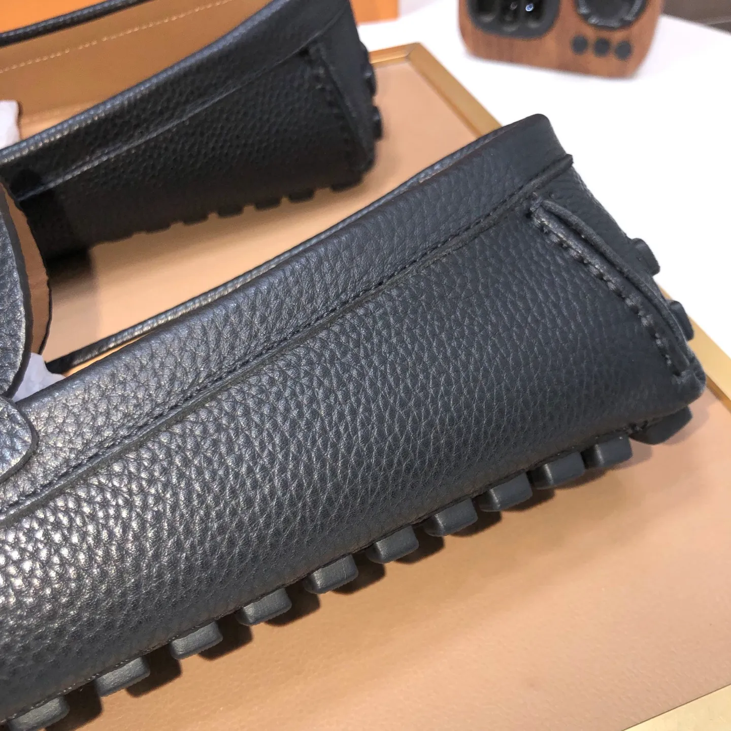 Men's men's shoes 💰420💰 [LV Doudou shoes] (water-dyed cowhide lining) new model is on the market, available on the official website. The new Doudou shoes are processed into single-color materials, and the uppers are made of imported cowhide material. The body of the shoe is fully hemmed with mark thread, and is lined with imported original cowhide leather. The elegant shoe shape is super suitable for all-matching, and the size is 38-44.